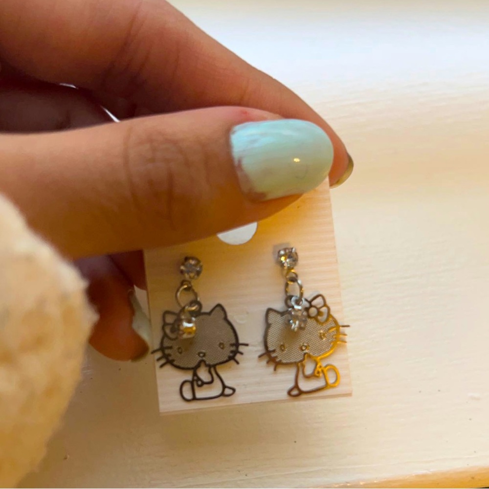 BRAND NEW hello kitty earrings 🎀